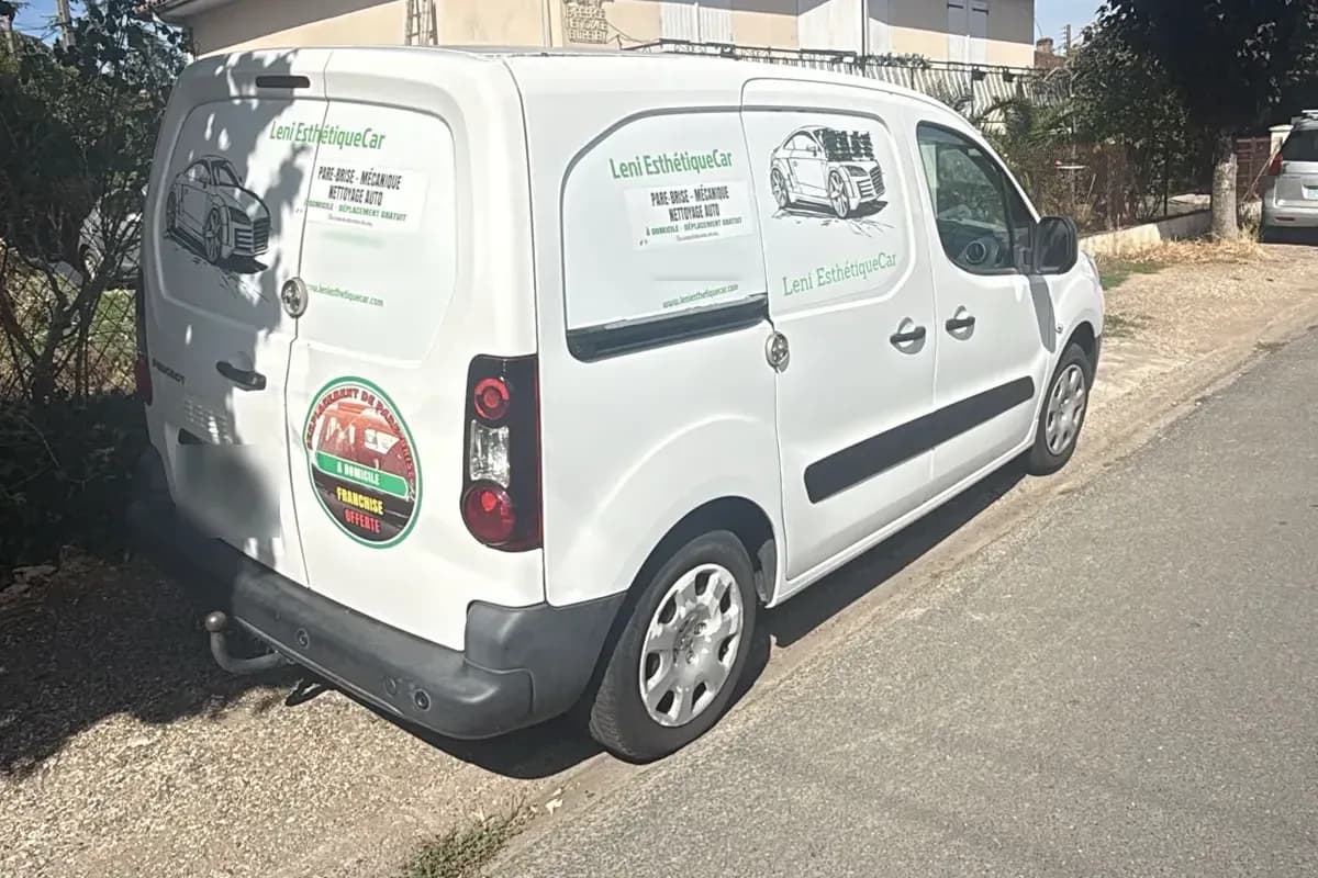 Un technicien de Leni Pare-Brise apporte son cadeau à un client, après le remplacement